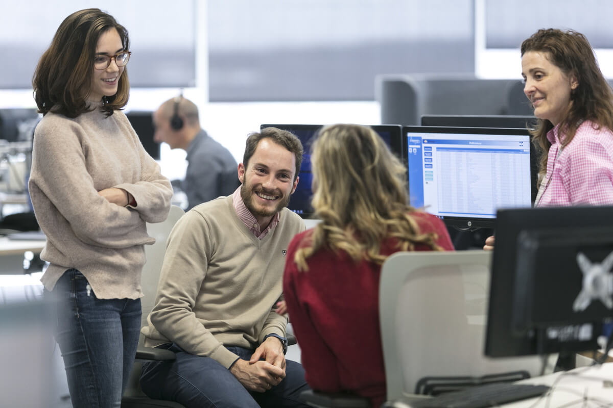 Varios trabajadores conversando