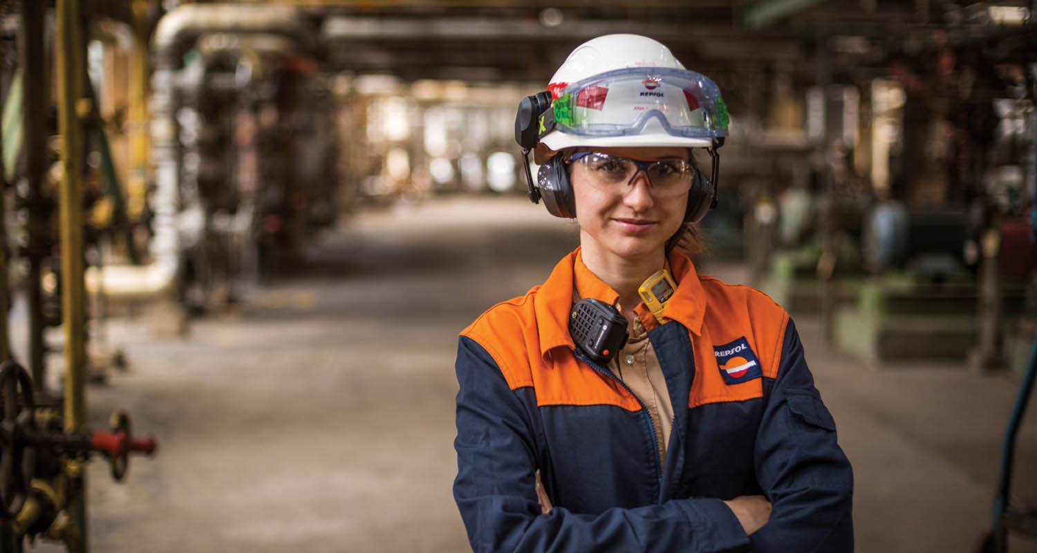 Empregada de Repsol con casco e lentes de seguridade na refinar&iacute;a